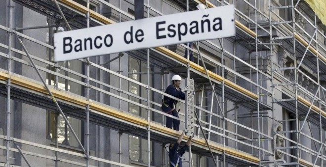 Unos obreros trabajando en unos andamios en el Banco de España en el año 2015. REUTERS/Andrea Comas