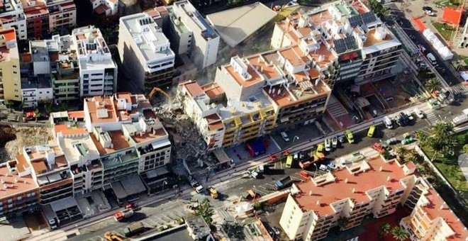 Vista aérea de los edificios colindantes tras el derrumbe. EFE