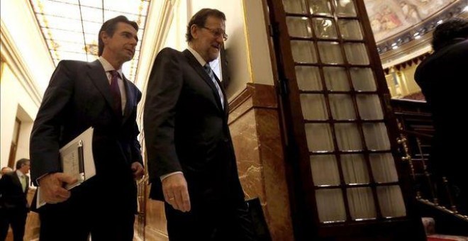 El presidente del Gobierno en funciones, Mariano Rajoy, junto al ya exministro de Industria, José Manuel Soria. EFE