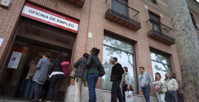 Un grupo de personas hacen cola en un a oficina del INEM en Alcalá de Henares (Madrid). EFE/Archivo