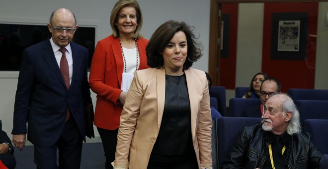 La vicepresidenta del Gobierno, Soraya Saenz de Santamaría, acompañada por los ministros de Hacienda y de Empleo, Cristóbal Montoro y Fátima Báñez, respectivamente, a su llegada a la rueda de prensa posterior a la reunión del Consejo de Ministros. EFE/Áng