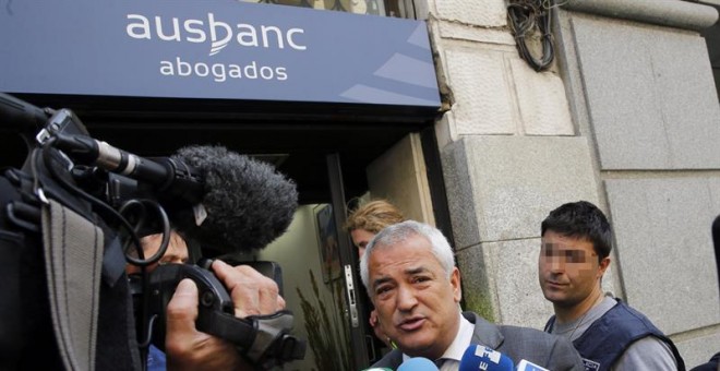 El presidente de la Asociación de Usuarios de Servicios Bancarios (Ausbanc), Luis Pineda (c), atiende a los medios a su salida de la sede de Ausbanc.-EFE / BALLESTEROS