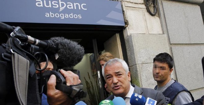 El presidente de la Asociación de Usuarios de Servicios Bancarios (Ausbanc), Luis Pineda (c), atiende a los medios a su salida de la sede de Ausbanc.-EFE / BALLESTEROS