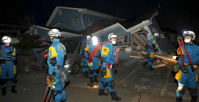 Los servicios de rescate japoneses revisan los escombros de una casa derruida en la ciudad de Mashiki. - REUTERS