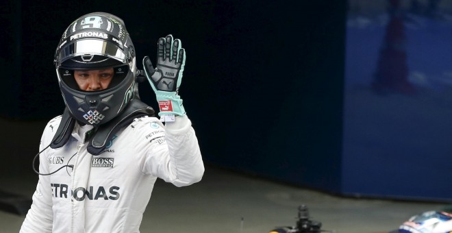 Nico Rosberg saluda tras lograr la pole position en el GP de China. /REUTERS