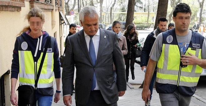 El presidente de la Asociación de Usuarios de Servicios Bancarios (Ausbanc), Luis Pineda, a su salida de la sede de Ausbanc en la calle Marqués Urquijo de Madrid, donde se practicó un registro por los agentes de la Policía Nacional. EFE/Ballesteros