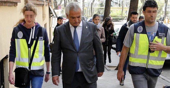 El presidente de la Asociación de Usuarios de Servicios Bancarios (Ausbanc), Luis Pineda, a su salida de la sede de Ausbanc en la calle Marqués Urquijo de Madrid, donde se practicó un registro por los agentes de la Policía Nacional. EFE/Ballesteros