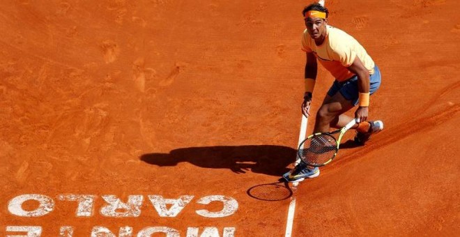 Nadal devuelve una pelota ayer a Andy Murray en la semifinal de Montecarlo. /EFE