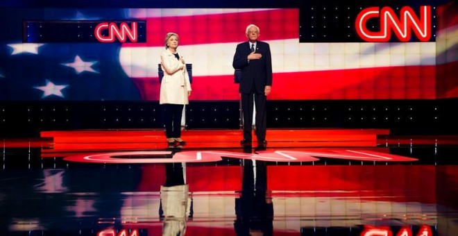 Los precandidatos demócratas Hillary Clinton y Bernie Sanders participan en un debate televisado. - EFE