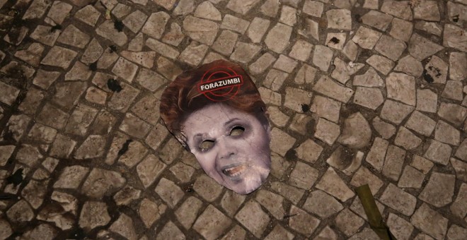 Una careta de Dilma Rousseff en el suelo tras una manifestación en Sao Paulo. - REUTERS