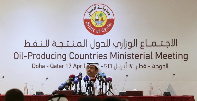 El Ministro de Energía qatarí  Mohammad bin Saleh al-Sad en la rueda de prensa tras la reunión que tuvo lugar el domingo en Doha, Qatar. REUTERS/Ibraheem Al Omar