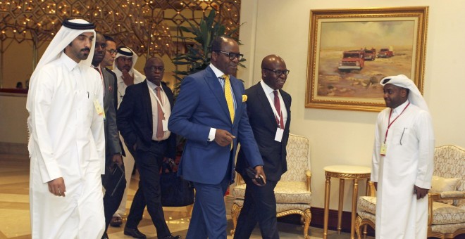 El ministro nigeriano de Hidrocarburos Emmanuel Ibe Kachikwu llegando a la reunión en Doha, Qatar. REUTERS/Ibraheem Al Omari