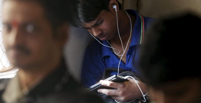 Un hombre utiliza su smartphone en Bombay, India. REUTERS/Shailesh Andrade