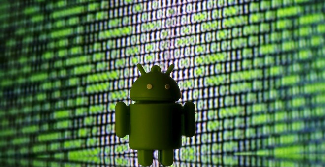 El logo de Android impreso en 3D frente a un panel de código cibernético.    REUTERS/Dado Ruvic/Illustration