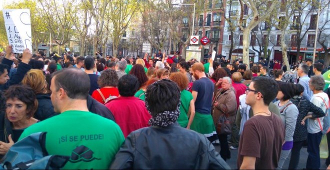 Cacerolada en Madrid a favor de la Ley 24/2015 de la PAH. Cuenta de twitter de la PAH