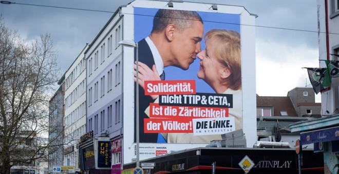 Valla publicitaria en Hannover, pagada por el partido de izquierdas Die Linke, contra el TTIP. / EFE