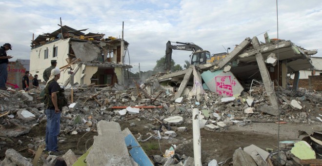 Residentes de Pedernales entre los escombros de varios edificios. - REUTERS