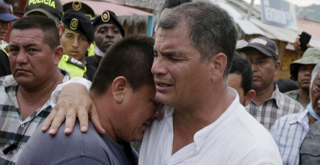 El presidente de Ecuador, Rafael Correa, abraza a un residente de la ciudad de Canora tras el terremoto del pasado sábado. REUTERS/Henry Romero