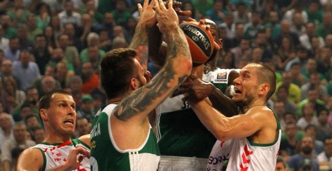 Raduljica defiende un balón frente a Tillie. EFE/SPYROS