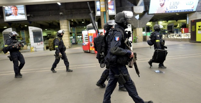 Los miembros del Grupo de Intervención de la Gendarmería Nacional realizando un simulacro de entrentamiento en la estación de Montparnasse en París, Francia. REUTERS/Miguel Medina/Pool