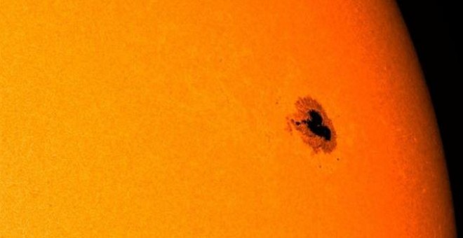 La mancha que ha aparecido en el sol ha llegado a ser visible desde el suelo y cabrían cinco Tierras en ella. NASA