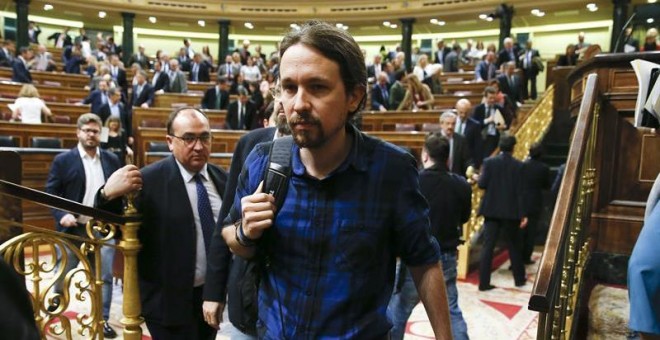 El líder de Podemos, Pablo Iglesias abandona el hemiciclo al finalizar el pleno del Congreso el pasado 19 de abril. EFE/Kiko Huesca