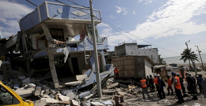 Miembros de los equipos de rescate buscan posibles supervivientes entre los escombros de un hotel derruido. - REUTERS