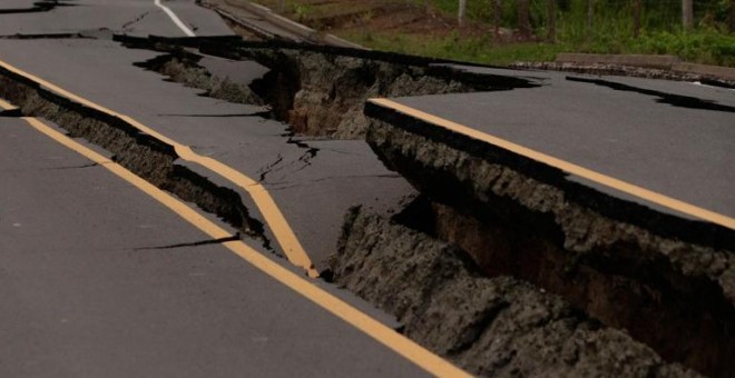 Estado de una carretera junto a la ciudad de Chone tras el terremoto. - AFP