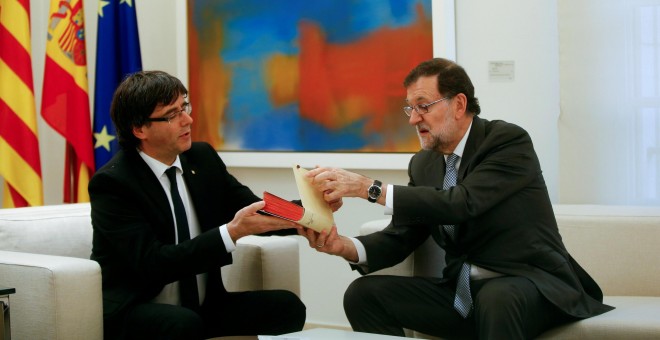 Mariano Rajoy entrega a Carles Puigdemont un facsímil del 'Quijote' en el Palacio de la Moncloa. / SUSANA VERA (REUTERS)