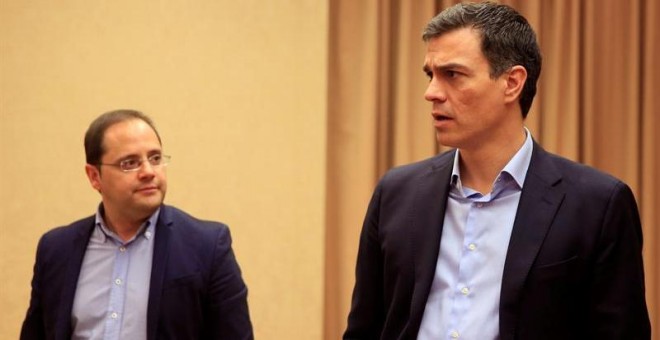 El secretario general del PSOE, Pedro Sánchez (d), y el secretario de Organización del partido, César Luena, tras las constitución formalmente hoy de la Diputación Permanente del Congreso de los Diputados, el único órgano de la Cámara que permanecerá en a