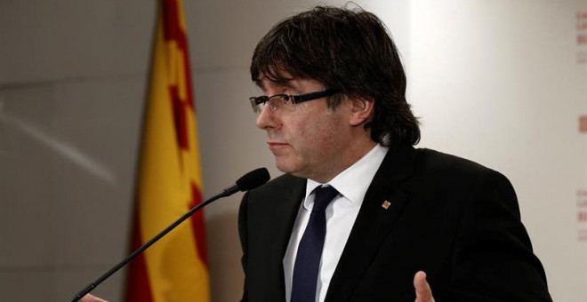 El presidente de la Generalitat catalana, Carles Puigdemont, comparece en rueda de prensa en la sede del centro cultural Blanquerna, sede oficiosa de la Generalitat catalana en Madrid, al término de la reunión que ha mantenido con el presidente del Gobier