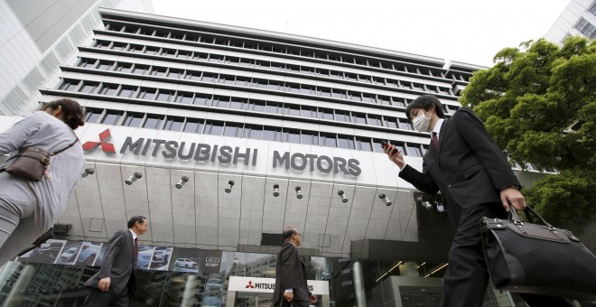Gente caminando frente a la sede de Mitsubishi Motors en Tokio, Japón. REUTERS/Toru Hanai