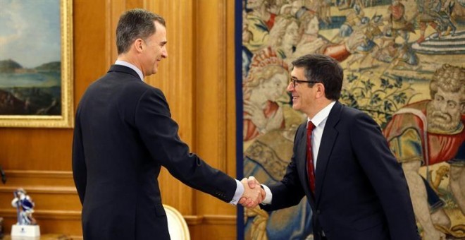 El rey Felipe VI saluda al presidente del Congreso, el socialista Patxi López. EFE/Chema Moya