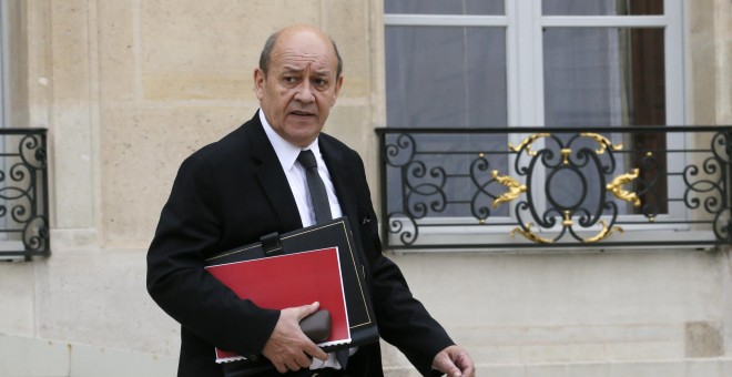 El ministro de Defensa francés Jean-Yves Le Drian abandonando el Palacio del Elíseo. REUTERS/Gonzalo Fuentes