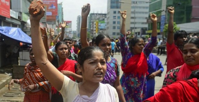 Trabajadoras de la confección se manifiestan en Dacca, en agosto de 2014. - AFP
