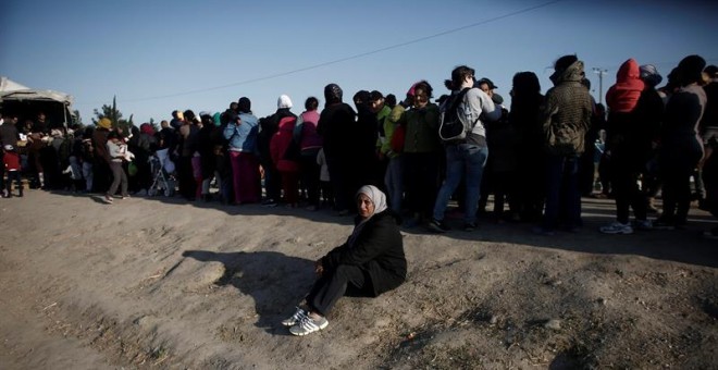 Refugiados hacen fila para recibir provisiones en el campo de refugiados de Idomeni. / KOSTAS TSIRONIS (EFE)