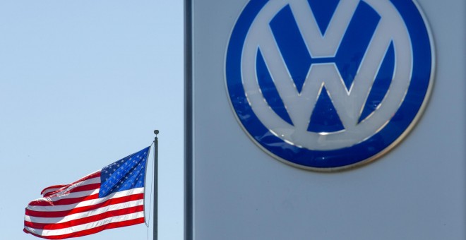 Una bandera de EEUU junto a un logo de Volkswagen en concesionario en la localidad californiana San Diego (EEUU). REUTERS/Mike Blake