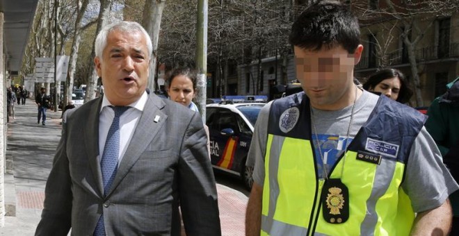 Luis Pineda a la salida de la sede de Ausbanc en la calle Marqués Urquijo de Madrid, durante el registro realizado por la Policía Nacional. EFE/Ballesteros