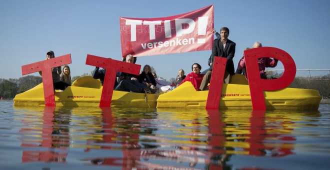 Activistas muestran las iniciales TTIP durante una protesta contra el acuerdo de libre cambio comercial e inversiones entre Estados Unidos y la Unión Europea, en el lago Maschsee en Hanover (Alemania). EFE/Sebastian gollnow