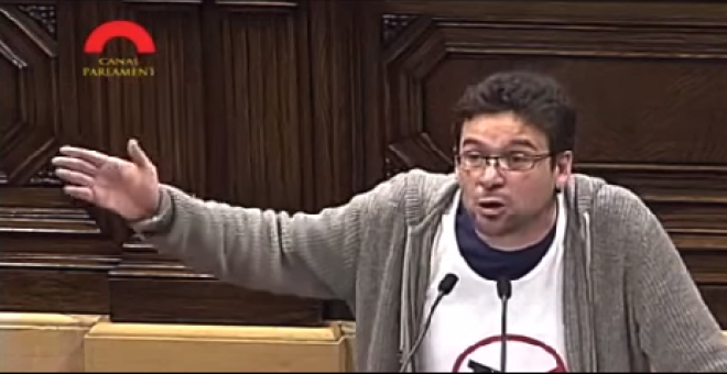 El diputado del Parlament de Catalunya por Catalunya Sí Que Es Pot, Albano Dante durante su intervención en la que acusa al PP por su gestión de la sanidad pública.