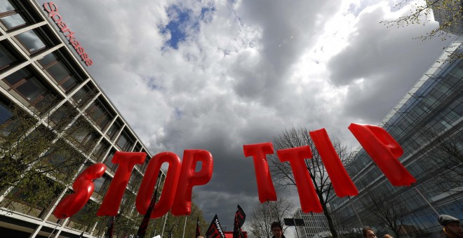 Manifestación en Hannover contra el TTIP.  REUTERS/Kai Pfaffenbach