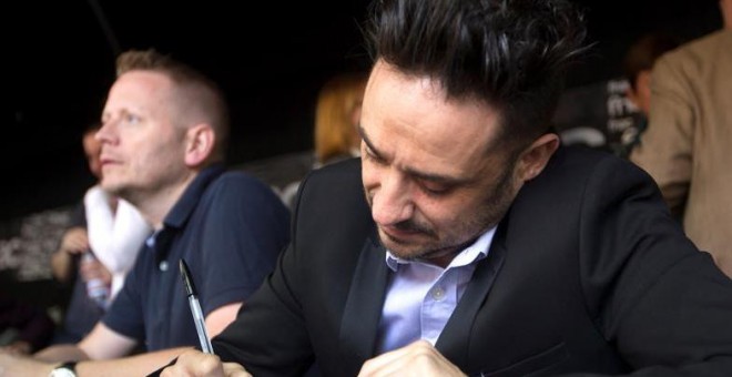 El cineasta Juan Antonio Bayona firma libros durante Sant Jordi. EFE/Quique García