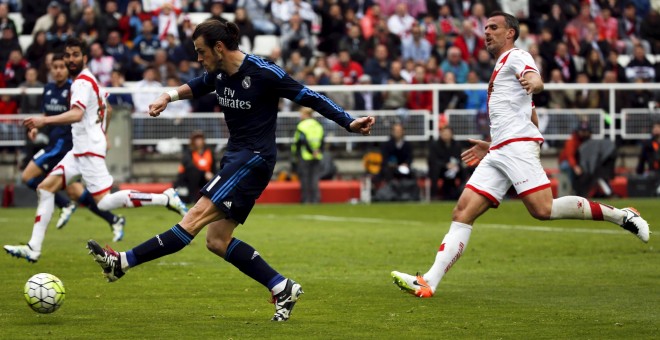 Gareth Bale marca su segundo gol ante el Rayo Vallecano. REUTERS/Sergio Perez