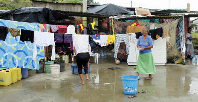 Mujeres en un refugio levantado en una instalación deportiva en Pedernales. REUTERS/Guillermo Granja