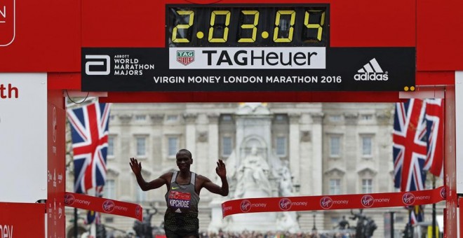 El corredor keniata Eliud Kipchoge atraviesa la linea de meta como ganador de la maratón de Londres. REUTERS / Paul Childs