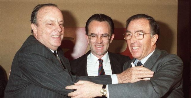 Antonio Hernández Mancha, en el centro, asiste al abrazo de Manuel Fraga (Izq) y Marcelino Oreja durante el IX Congreso de Alianza Popular.- EFE