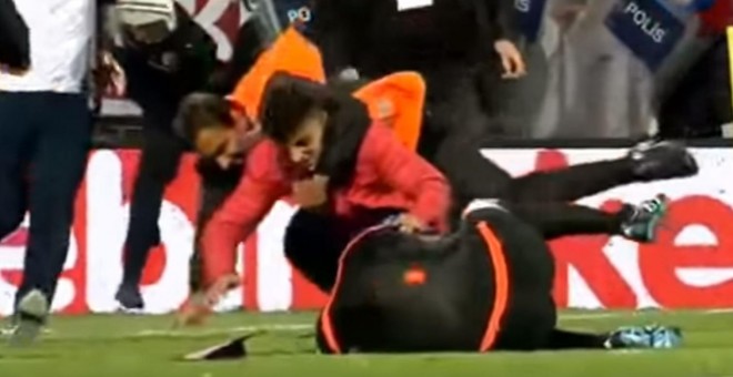 Momento en el que el joven se abalanza sobre el árbitro en el partido entre el Trabzonspor y el Fenerbahçe.