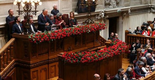 El presidente portugués, Marcelo Rebelo de Sousa (c, arriba), ofrece un discurso durante el homenaje por el cuadragésimo segundo aniversario de la Revolución de los Claveles en el Parlamento portugués, en Lisboa, Portugal, hoy, 25 de abril de 2016. La Rev