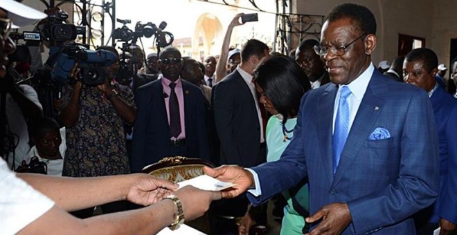 Fotografía facilitada por la Oficina de Información y Prensa de Guinea Ecuatoria de su presidente, Teodoro Obiang Nguema, junto a su esposa ejerciendo su derecho al voto para los comicios que se celebran en el país. EFE