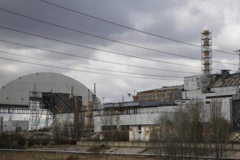 Vista general de la construcción de un sarcófago en la central nuclear de Chernóbil, Ucrania. EFE/Roman Pilipey